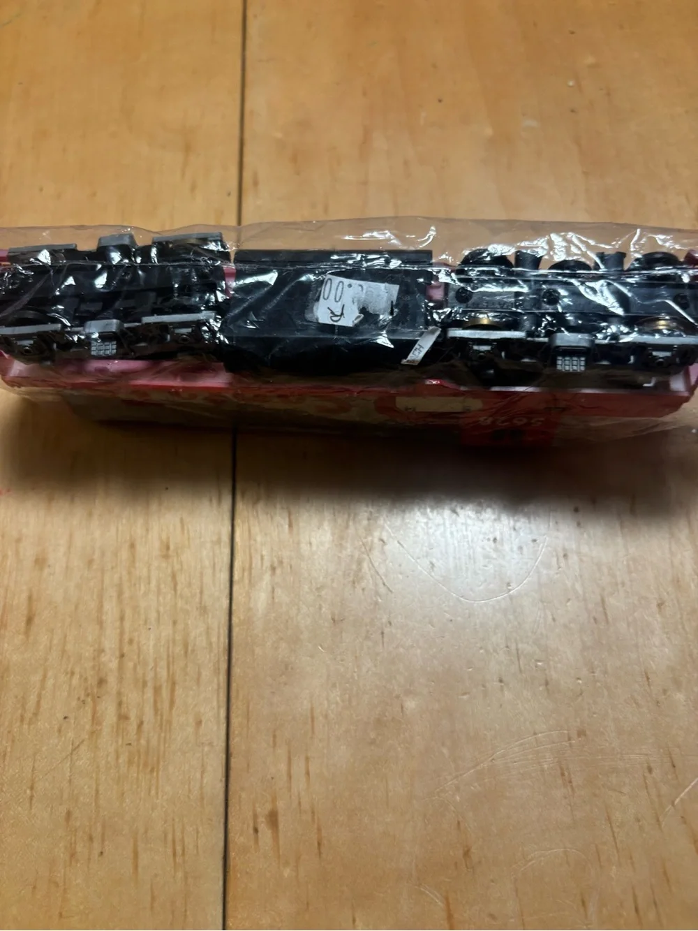 Vintage HO scale Tyco Santa Fe #5628 GP20 Diesel locomotive - red